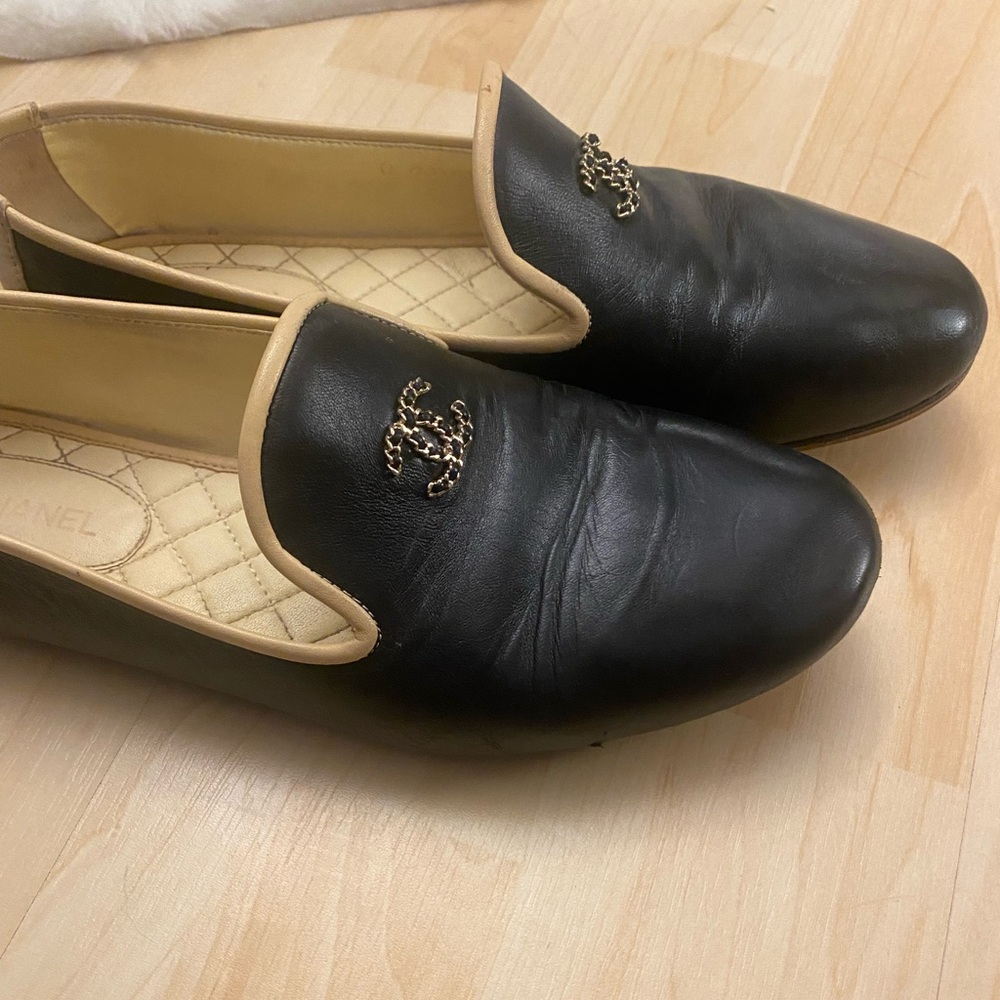 Chanel Black and Cream Loafers with logo - Picture 9 of 16